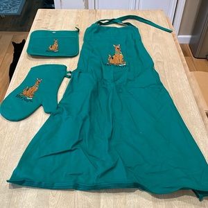 Scooby Doo Warner Bros Hanna Barbera Baking Apron and Oven Mit Set